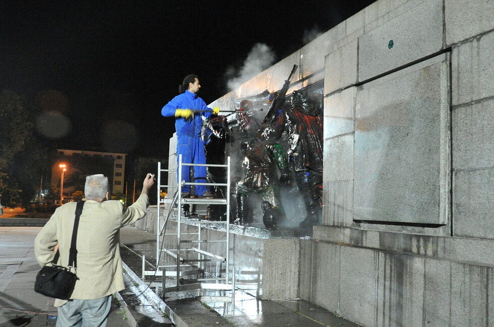 Фотогалерия: Среднощното почистване на паметника на Съветската армия