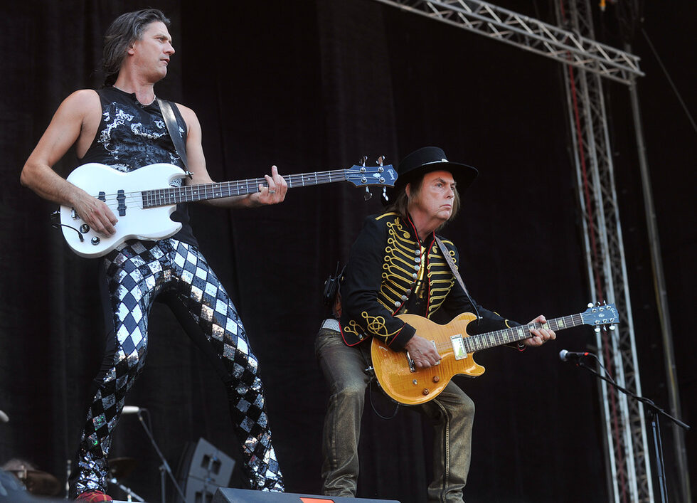 Сред най-известните им песни са "Run runaway", "Mama, we're all crazy now", "Му, oh my", "Come on feel the noize".