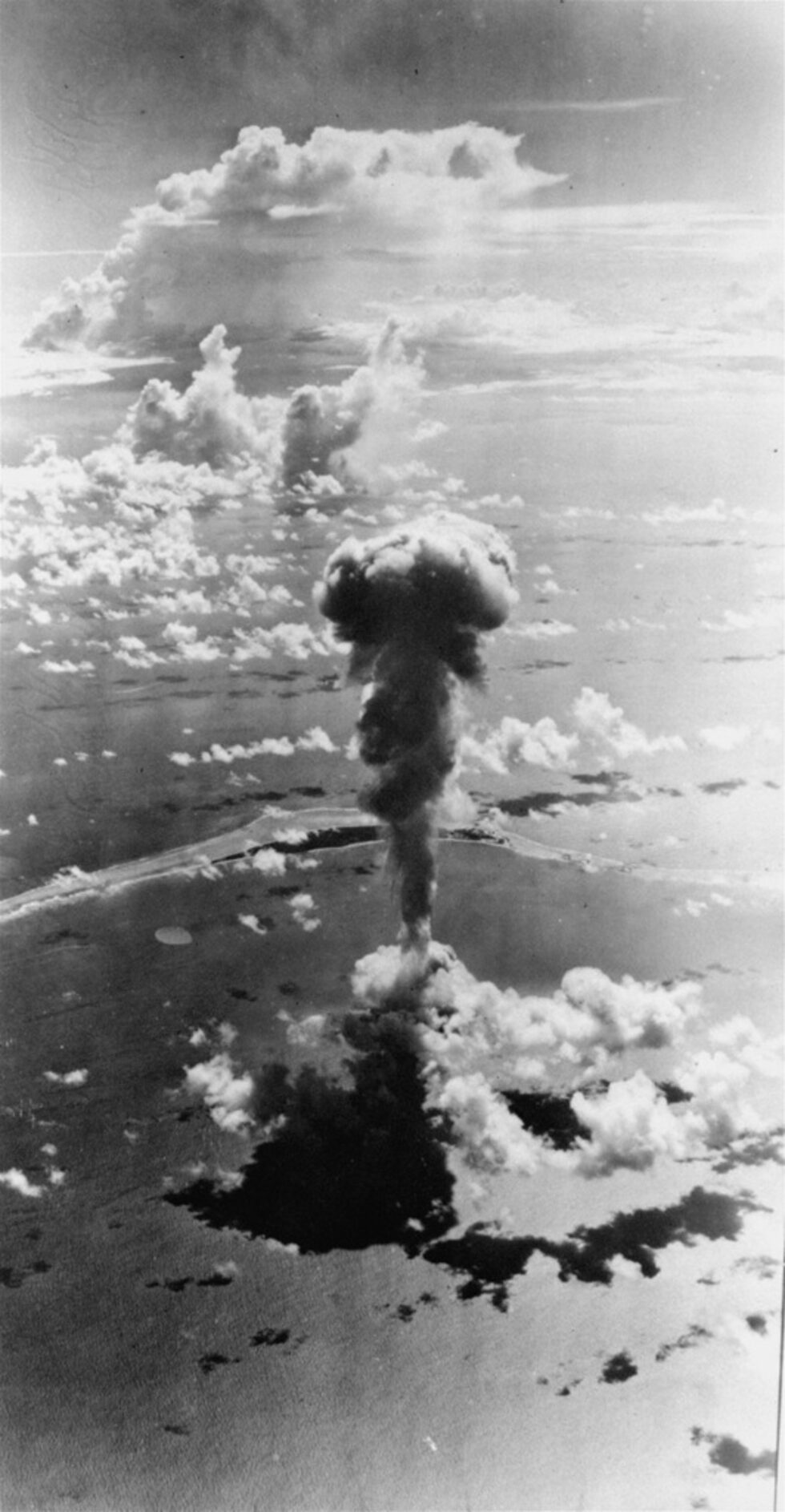 Взривената на 1 март 1954 г. водородна бомба под кодовото название Castle Bravo се оказва много по-мощна от очакваното и предизвиква повсеместно радиоактивно замърсяване. Взривът на Bravo надминава с 250% предвидените параметри и се равнява на 15Mt – експлозия 1000 пъти по-мощна от бомбата, взривена над Хирошима.<br /><br />На снимката: Облакът се е разнесъл бързо, защото метеорологичните условия са били добри. Ударната вълна е била в радиус от три мили от точката на експлозията.<br />
