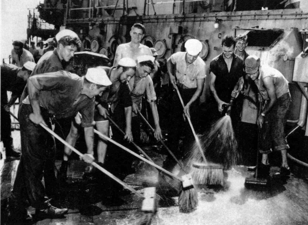 През 1968 г. САЩ обявяват Бикини за обитаем, а в началото на 70-те като част от експеримента канят малка група местни жители да се завърнат по домовете си.<br /><br />На снимката: Моряци почистват палубата на Prinz Eugen в опит да намалят нивата на радиацията след ядрения тестови взрив. Десетки кораби са били в радиокативната зона.<br />