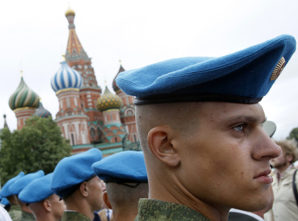 Другото име на десантчиците е "светлосините барети". Службата в подразделенията на ВДВ е особено престижна в руската армия.