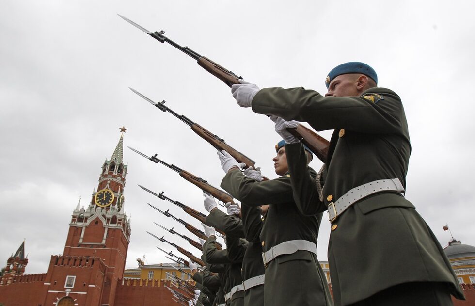 Тази година президентът на Русия Дмитрий Медведев поздрави "крилатата пехота" с професионалния й празник.