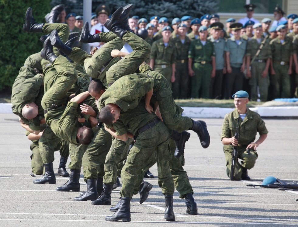 На 2 август често руските граждани избягват масови събирания на десантчици, следвайки руската поговорка "от греха подальше" (по-далече от проблемите).