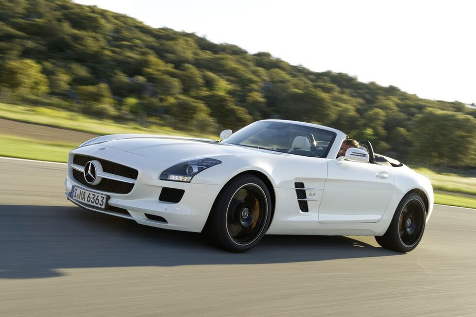 "Мерцедес" <a href="http://www.dnevnik.bg/skorost/2011/05/31/1097767_fotogaleriia_mercedes_sls_amg_roudstur/">SLS AMG роудстър</a> - още един от експонатите, този път от актуалните модели на марката<br />