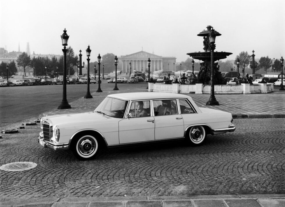 "Мерцедес" 600 от 1969 година. Всички коли са правени по поръчка, а това е първият сериен модел на марката, задвижван от V8 мотор<br />