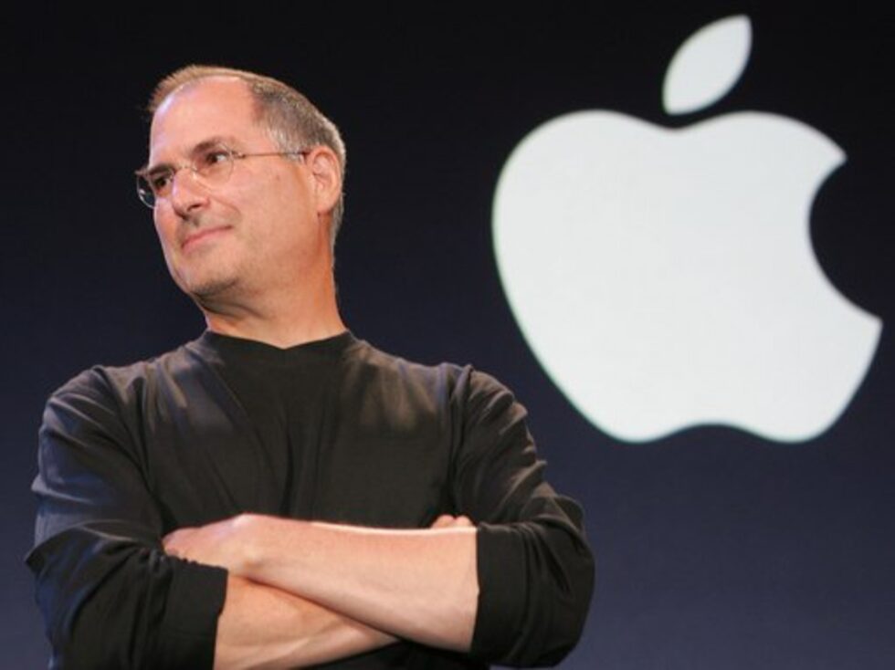 Изпълнителният директор на Apple Стив Джобс изненадващо подаде оставка след над 14 години от "втората епоха" от управлението на най-голямата технологична компания в света. За това време той успя да увеличи стойността й с над 9000% и да промени няколко индустрии с пускането на iPod, iPhone и iPad