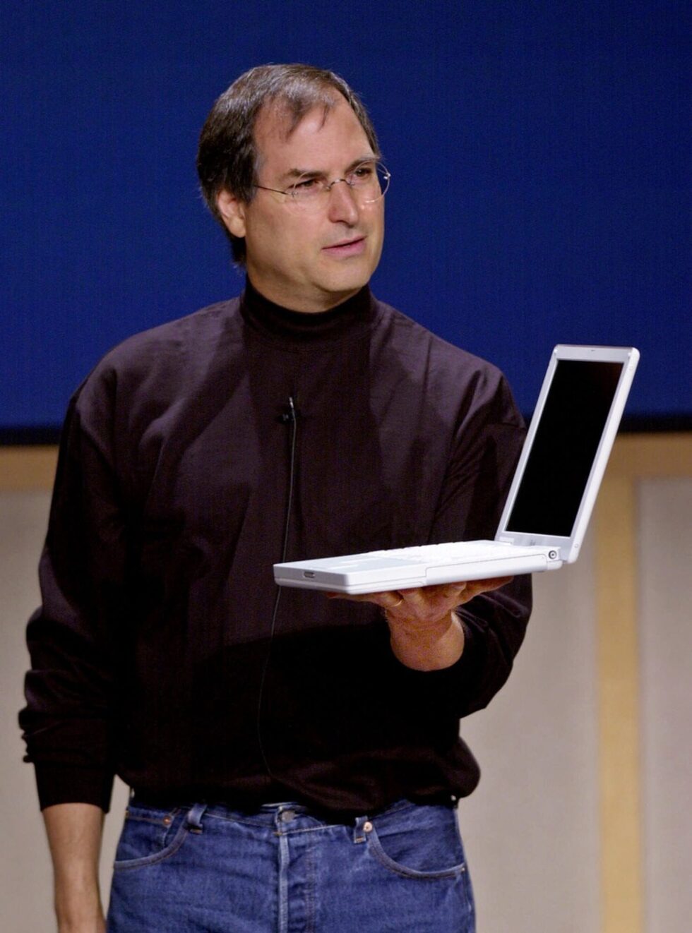 Изпълнителният директор на Apple Computers Стив Джобс представя своя iBook през 2001 г. Цената на устройството е 1299 долара, за което потребителите получават лаптоп с 5 часа живот на батерията, поддръжка на безжични мрежи и 12.1-инчов екран.