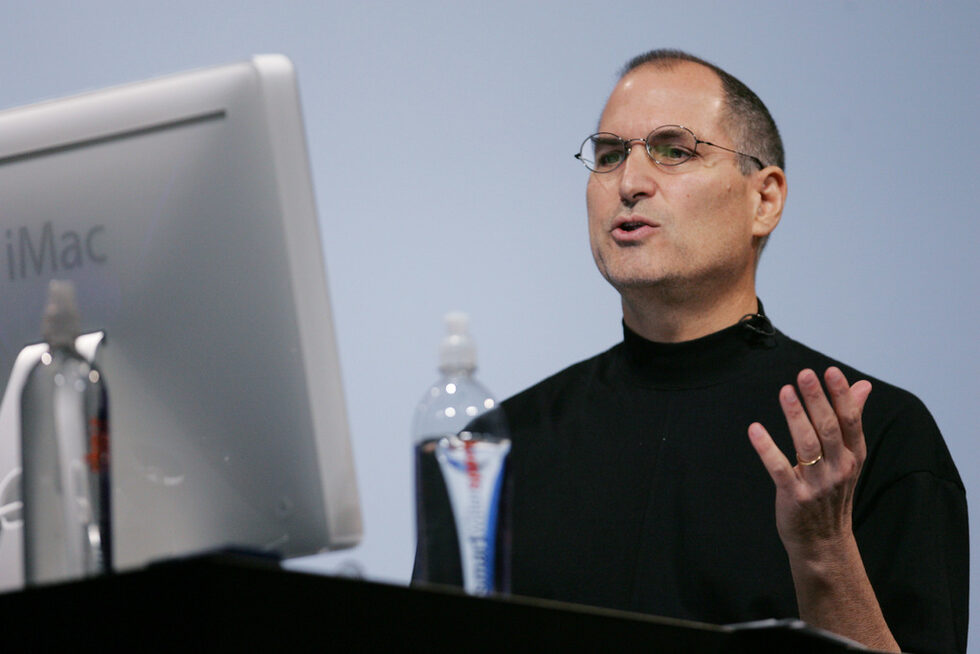 iMac с процесори на Intel. Това е първият ноутбук на компанията, който използва процесор на лидера в производството на полупроводници през 2006 г.