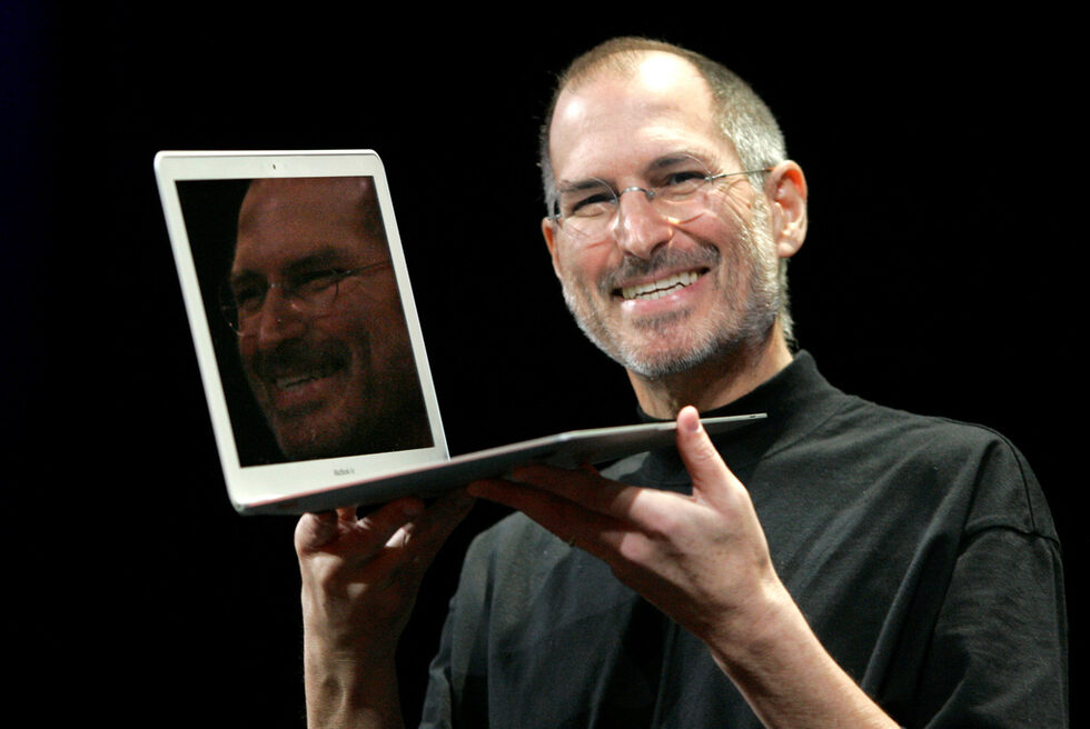 Най-тънкият (тогава) лаптоп в света - MacBook Air, - представен година след iPhone. Първото поколение на ноутбука не бе посрещнато радушно, но наследниците му се радват на огромен интерес от потребителите.
