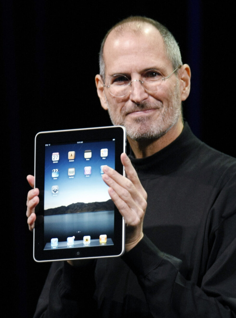 Дата е 27 януари 2010 г., а Стив Джобс държи в ръцете си iPad - таблетът, който възроди една позабравена продуктова категория.