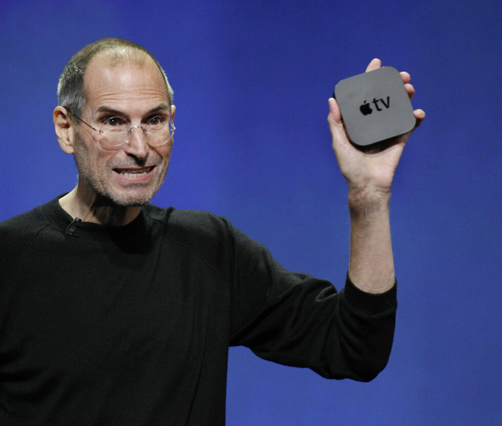 Стив Джобс с най-новия Apple TV в началото на септември 2010 г.