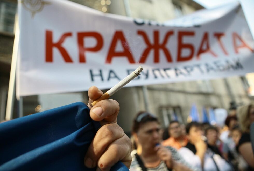 <a href="http://www.dnevnik.bg/pazari/2011/09/01/1149085_nikoi_ne_znaekazva_koi_kupuva_bulgartabak/" target="_blank">Свързаното с руската държавна банка ВТБ дружество "БТ Инвест" </a>предложи 100.1 млн. евро за "Булгартабак холдинг", със 100 хил. евро над началната цена.