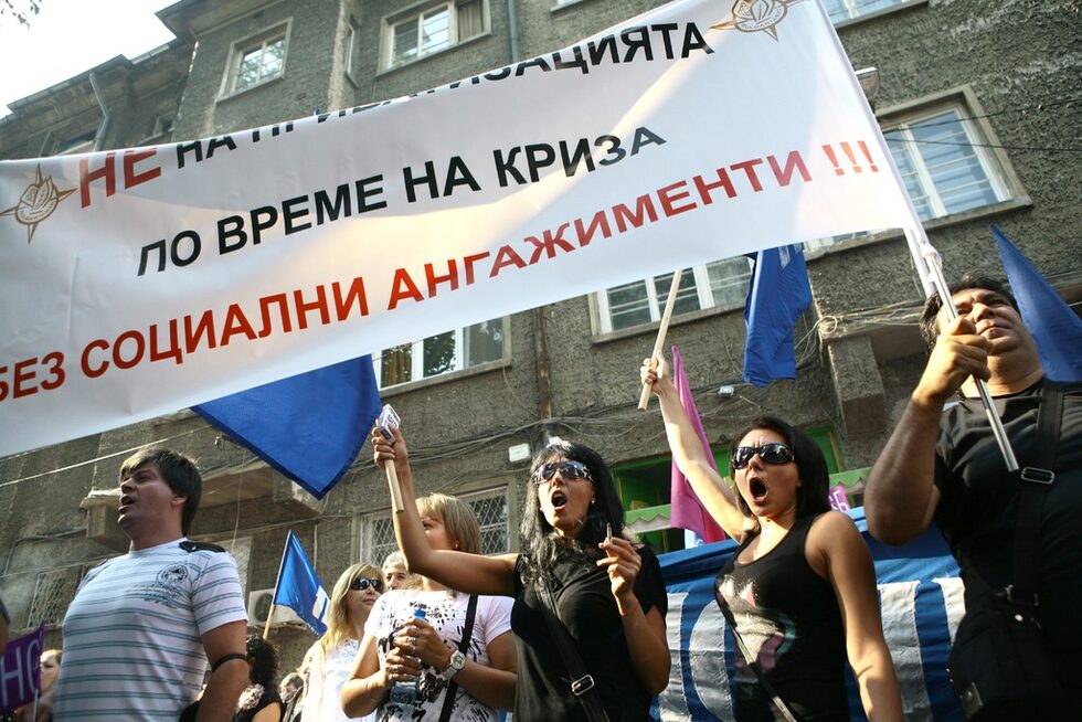Синдикатите винаги са настоявали при продажбата на компанията да се поставят условия за повече социални ангажименти. Това обаче сега се изтъква от други критици на сделката като аргумент интерес да не прояви нито един сериозен играч на цигарения пазар.