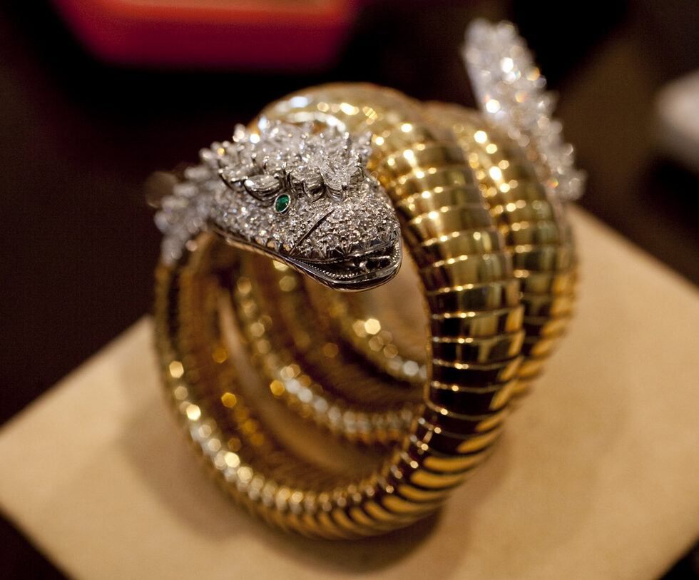 Златната гривната ''Змия'' с изумруди  от Bvlgari от 1961 г. е оценена на 12 000 - 15 000 долара