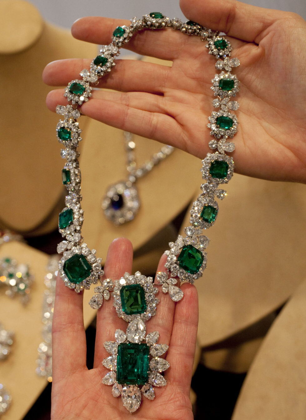 Огърлица и висулка със смарагд и диаманти са част от пакет на Bvlgari, подарък от Ричард Бъртън