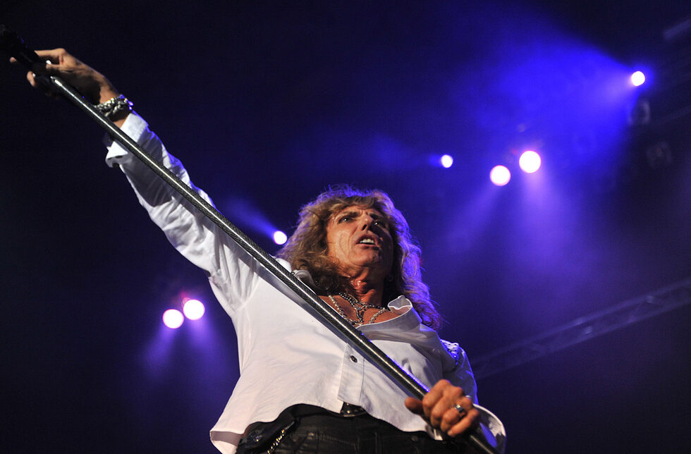 Whitesnake посещават България за първи път през 1997 г., след което се завръщат отново през 2003 г. Три години по-късно, през 2006 г., те изнасят концерт в Каварна, а през 2008 г. свирят в София заедно с друга легендарна група Def Leppard. Тази година пяха на Sofia Rocks 2011.<br /><br />