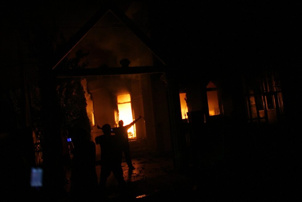Обстановката се е нормализирала след 23.00 часа. Не е имало ексцесии през нощта. До момента на място са останали дежурни полицаи. В Катуница все още има полиция, но по-малко, отколкото вчера.