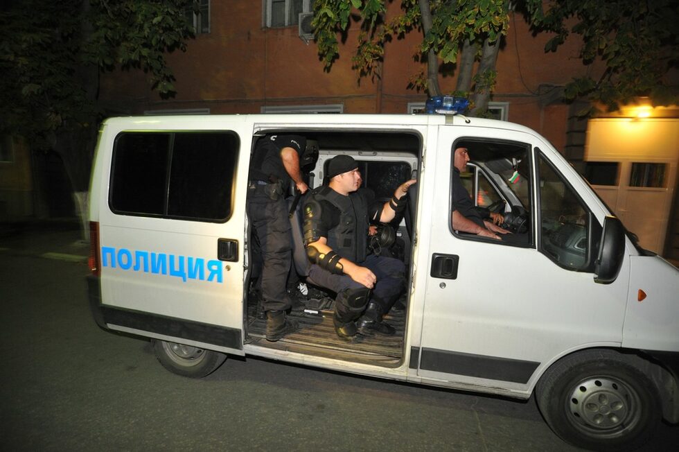 В 12.00 часа хората от Катуница възнамеряват отново да се съберат пред изгорелите палати на Цар Киро, за да подновят протеста с искане за изселване на фамилията.