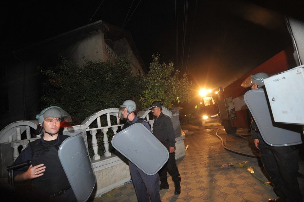 Фотогалерия: Протестиращи в Катуница подпалиха къщата на Цар Киро