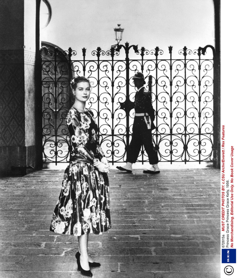 Когато през 1955 г. Грейс Кели посещава фестивала в Кан, тя е поканена да направи снимки и в току-що реконструирания дворец в миниатюрното кралство Монако. Там тя среща и престолонаследника принц Рение Трети.