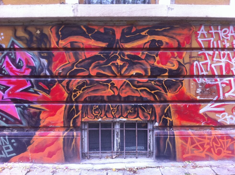 БунтART разказа един <a href="http://www.dnevnik.bg/buntart/2011/11/13/1202853_1989_g_grafiti_napisani_s_boia_za_obuvki_-_todor/" target="_blank">сюжет с надписи по стените</a> от преди две десетилетия. Местата на действие са няколко адреса по булевард "Цариградско шосе" в София, близо до Орлов мост. Докато се снимаше една от фасадите – ателиетата на Художествената академия, екипът на БунтART разгледа и новите графитите в района.<br /><br />