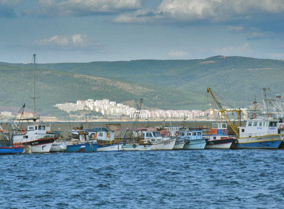 Рибарски корабчета на фона на Св. Влас.