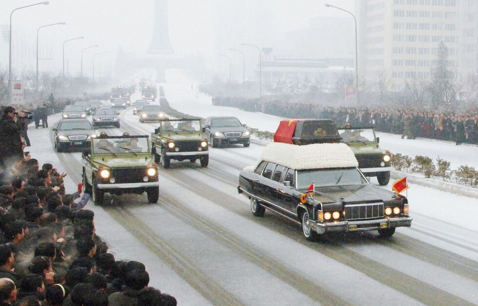 В сряда сутринта започна <a href="http://www.dnevnik.bg/sviat/2011/12/28/1735203_severna_koreia_pogrebva_ljubimiia_lider_kim_chen_ir/">церемонията по погребението</a> на починалия в събота севернокорейски лидер Ким Чен Ир.