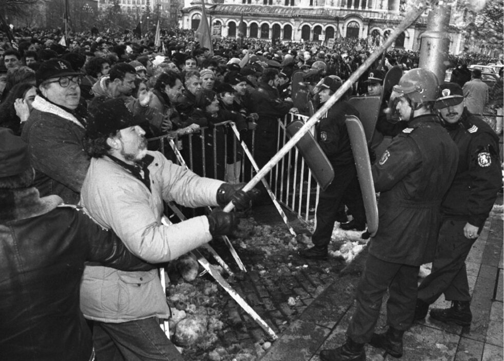 10 януари остана сред ключовите дати в най-новата българска история заради погрома над парламента през 1997 г., отключил масови протести, довели до падането на БСП от власт.<br /><br />В разгара на Виденовата зима президентът Желю Желев отказва да изпълни изискването на конституцията и да връчи на социалистите мандат за съставяне на второ правителство след оставката на кабинета на Жан Виденов, гласувана на 28 декември 1996 г. БСП номинира за следващ министър-председател Николай Добрев - една от най-авторитетните фигури в левицата по това време и вътрешен министър от кабинета "Виденов".<br /><br />На този ден синдикатите свикват протестно митинг-шествие срещу управлението на социалистите. Лъчовете тръгват от различни краища на София, но по обед се събират около сградата на Народното събрание.