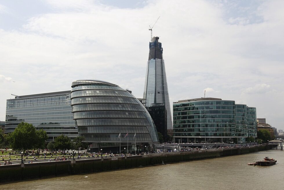 Според едни Shard е демонстрация, че Лондон профучава покрай глобалната криза.