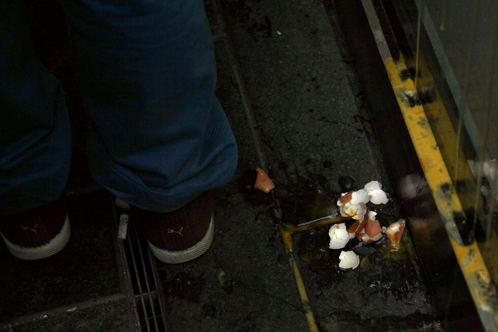 Останки от яйци, хвърлени по витрината на чисто новия магазин на "Епъл" в Пекин
