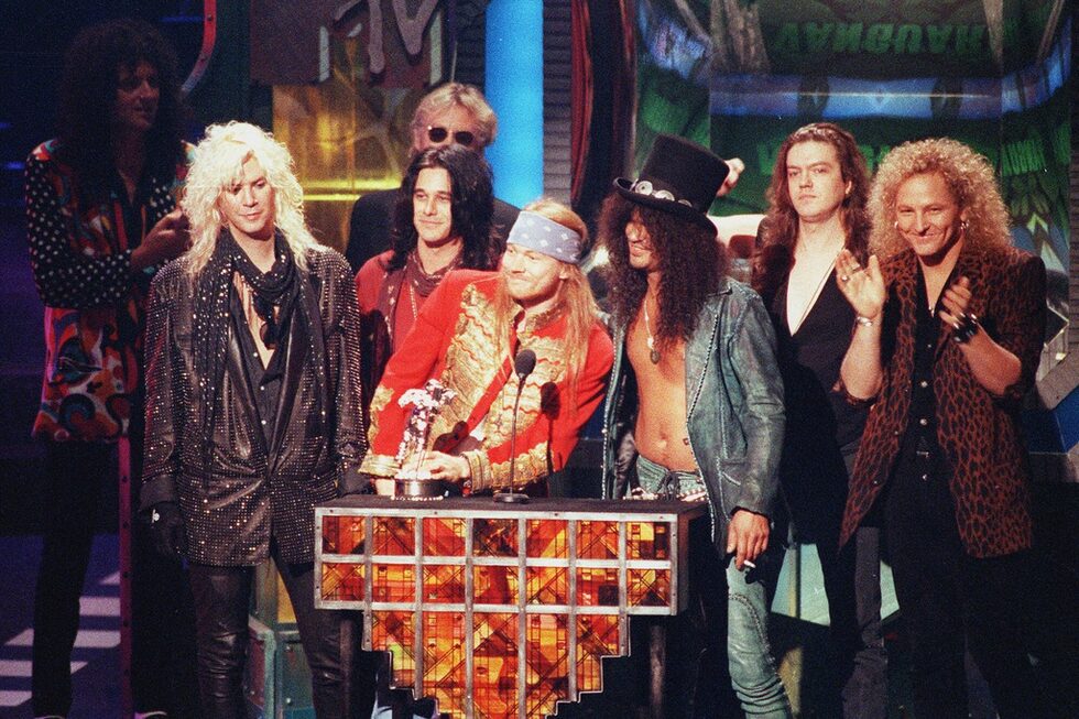 Септември 1992 - групата получава награда от MTV за видеото на November Rain в Лос Анджелис. На снимката са (от дясно на ляво) Мат Соръм - барабани, Дизи Рийд - клавирни, Слаш - китара, Аксел Роуз  - вокал, Гилби Кларк - ритъм китара, Дъф Маккаган - бас.