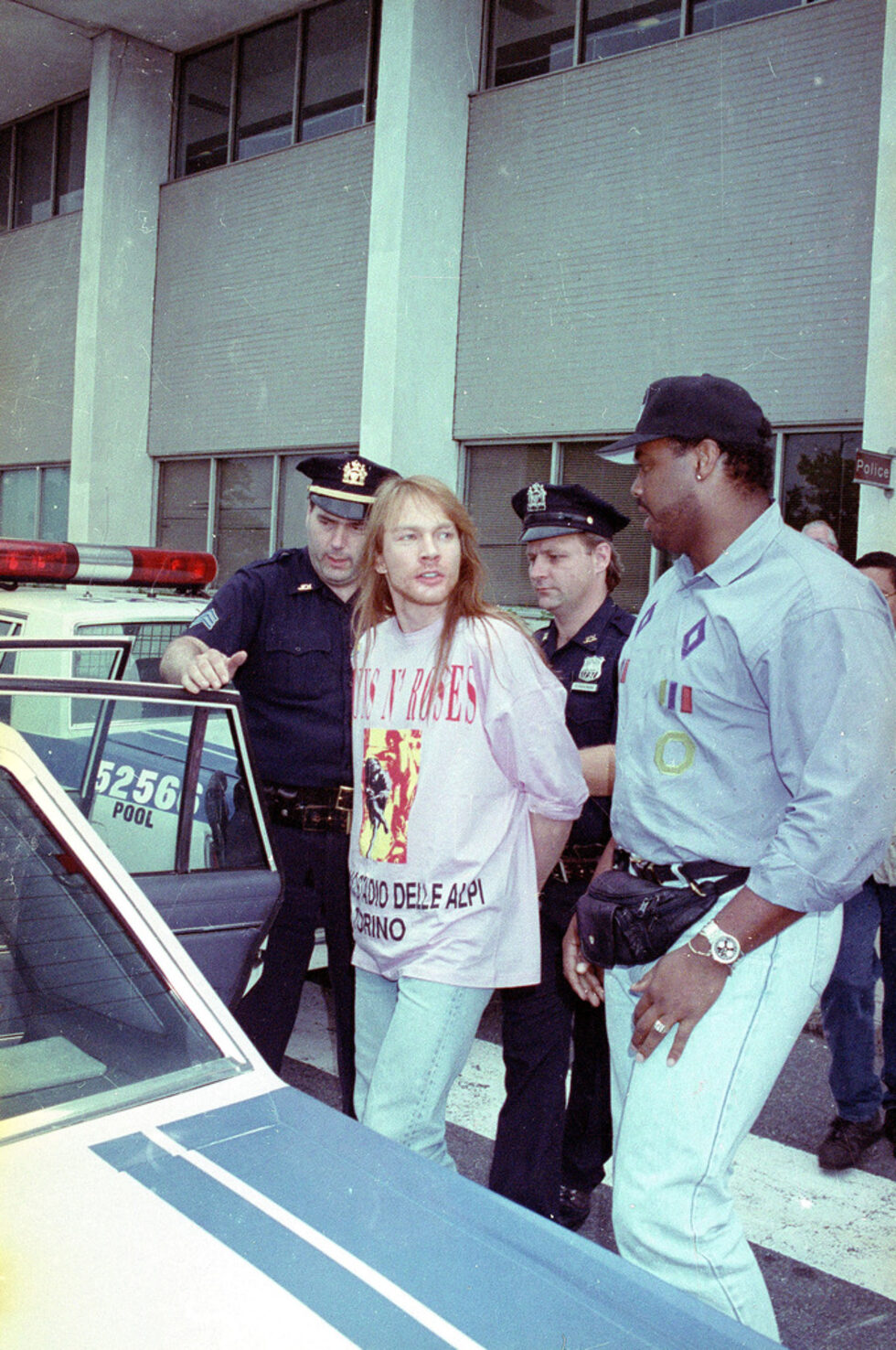 Аксел Роуз е арестуван през юли 1992 г. по обвинения, свързани с <a href="http://www.youtube.com/watch?v=magOc3d0-dk" target="_blank">безредици в Сейнт Луиз</a>, избухнали, след като фронтменът нападна фен, който го е снимал по време на концерт и след това прекрати участието на групата.<br />
