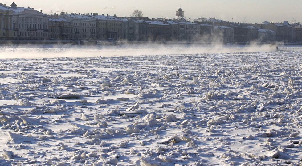 Далеч на Север ледоразбивачи си проправяха път по река Нева в Санкт Петербург, скована от минус 18 градуса.