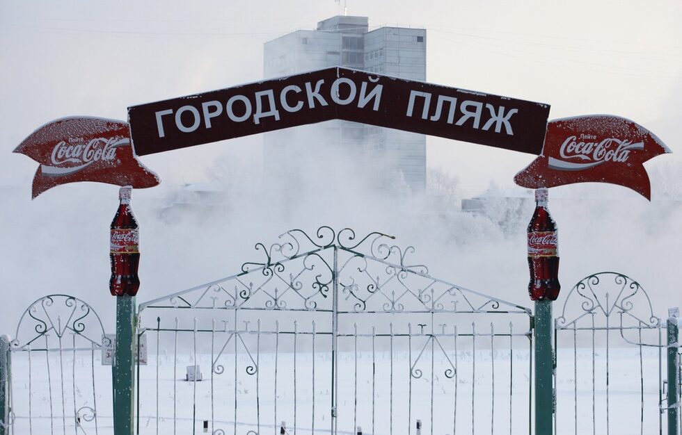 Вход на градския плаж в Красноярск в Сибир. От тук идват проблемите на обширен район над Евразия. В руския град температурите са под минус 30 градуса, защото над Сибир се оформи огромен антициклон.
