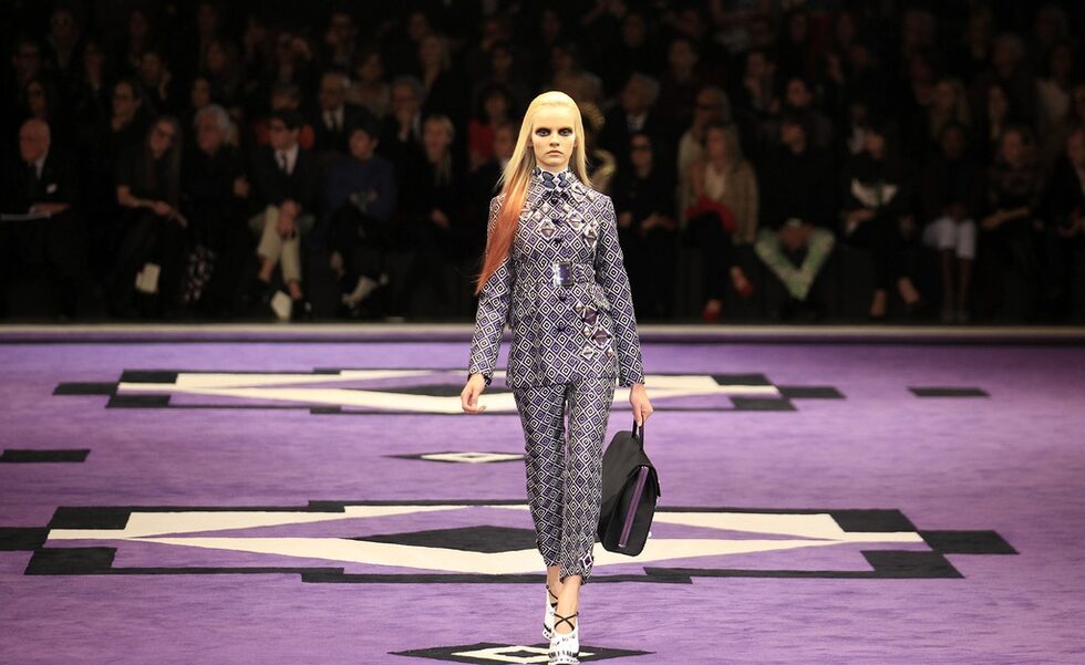 Влиятелният бранд Prada трябваше да сподели успеха си на Седмицата на модата в Милано с новината, че търсенето на наследник на дизайнера Джон Галиано за Dior може и да е към своя край.
