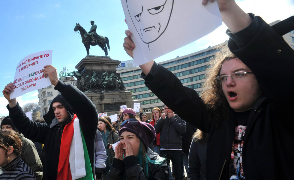 Участници в протеста изразиха съмнение в обещанието на икономическия министър Трайчо Трайков отпреди седмица, че България замразява действията по ратификацията на АСТА и обясниха, че това е причината да се включат в демонстрациите и днес.