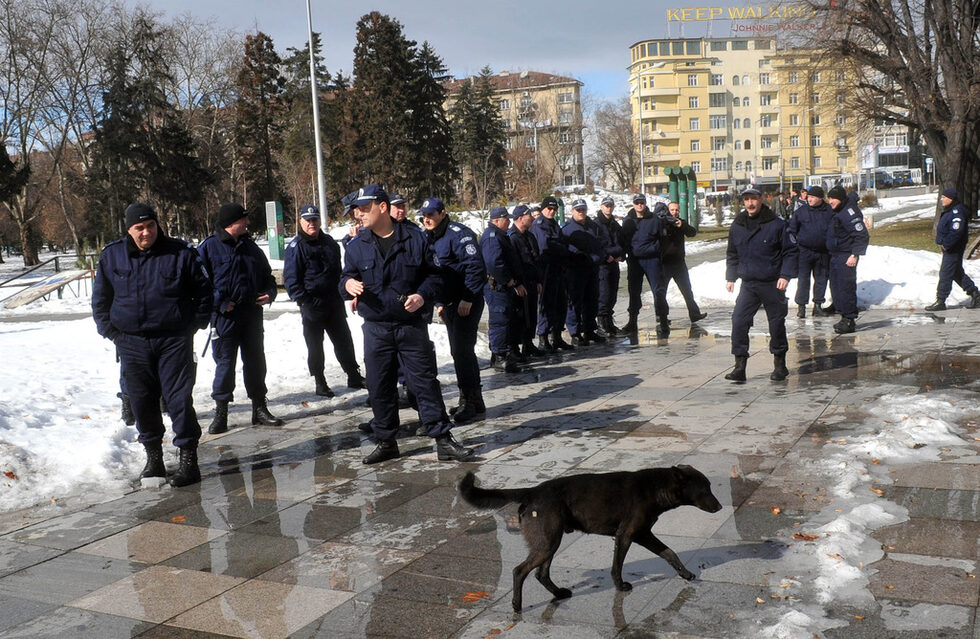 Те тръгнаха на символично протестно шествие. Протестът беше охраняван от стотина полицаи.