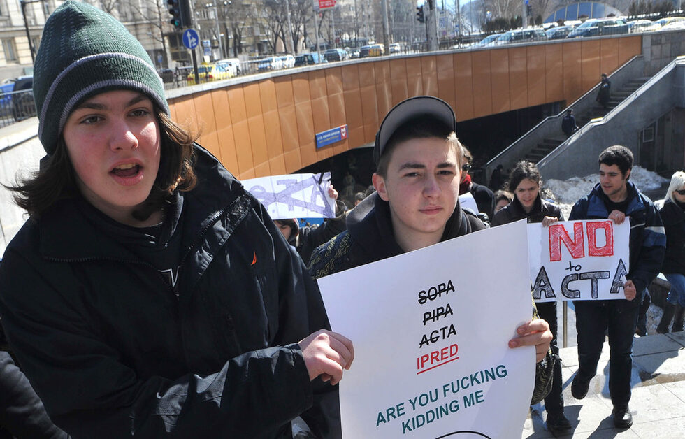 Протестиращите тръгнаха от площада пред паметника на Съветската армия. Със скандирания "Не на ACTA" и "И преди, и сега, интернет е свобода" те се насочиха към площад "Народно събрание".