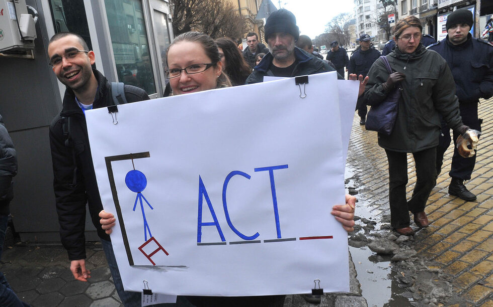 Далеч по-малобройни от предишните бяха днешните протести срещу АСТА и в Благоевград, Видин, Добрич, Сандански, съобщават информационните агенции.
