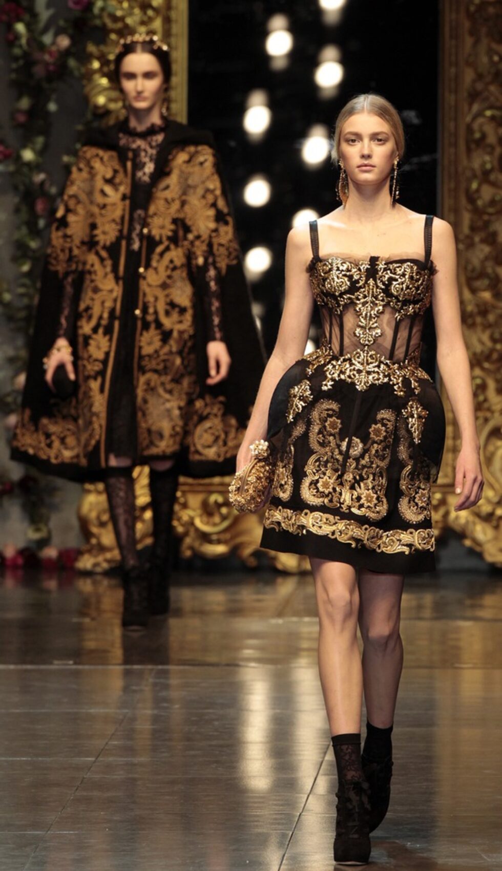 Докато в лятна Dolce & Gabbana се завръщат повече към корените на Южна Италия, в тази прозира поглед още по-назад във времето, някъде близо до Средновековието, но с модерен почерк.
