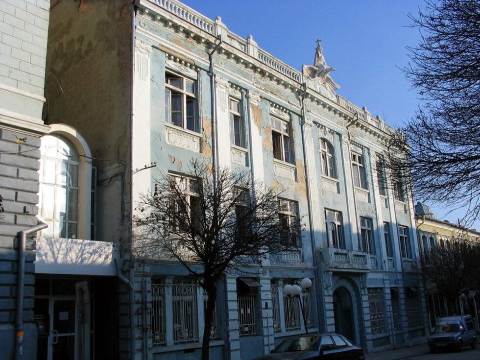 От 1998 г. собственик на сградата е "Оувърсийс Девелопмънт" ООД, а съдружници в компанията са Майкъл Бодуроглу и Леонидас Корбетис. Бодуроглу е управляващ директор и на дружеството Allseas Marine S.A., която притежава 23 кораба, изпълнителен директор и на Paragon Shipping , както и на корабната компания Βox-Ships.
