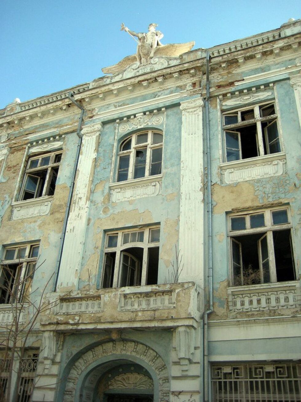 Сградата на някогашната "Софийска банка" е изоставена от собствениците си от години и всеки момент може да се срути.
