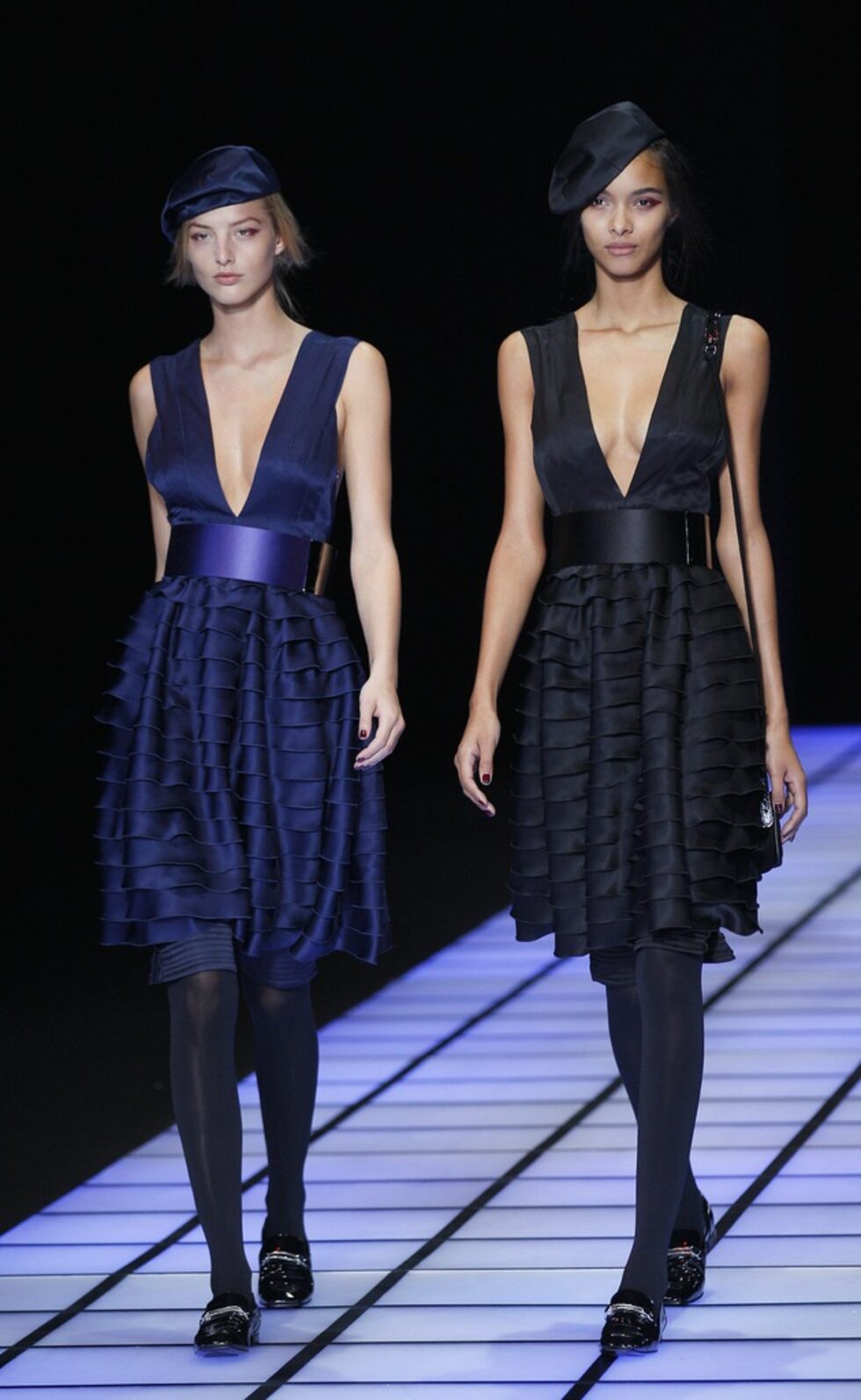 Emporio Armani набляга на сивото и тъмносиньото.