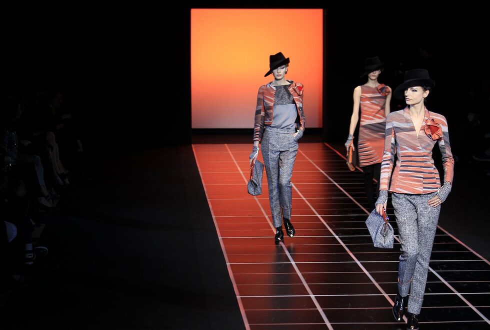 Модели с чанти на Giorgio Armani.