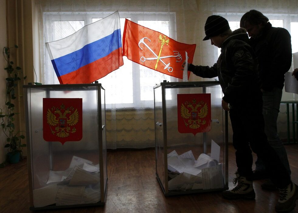 Днес в Русия се провежда първият тур от президентските избори, които ще бъдат спечелени от настоящия премиер Владимир Путин. Все още обаче не е сигурно дали той ще успее да се върне на поста си в Кремъл без балотаж.<br>