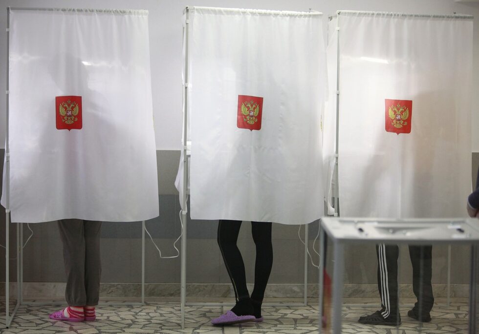 Към 13 часа московско време според ЦИК избирателната активност е 30%. Приключило е вече гласуването на делечноизточните региони. Най-висока е активността в Чукотка (76%), в Ямало-Ненецкия автономен окръг (71.16%) и република Саха (65.74%).<br/><br/>