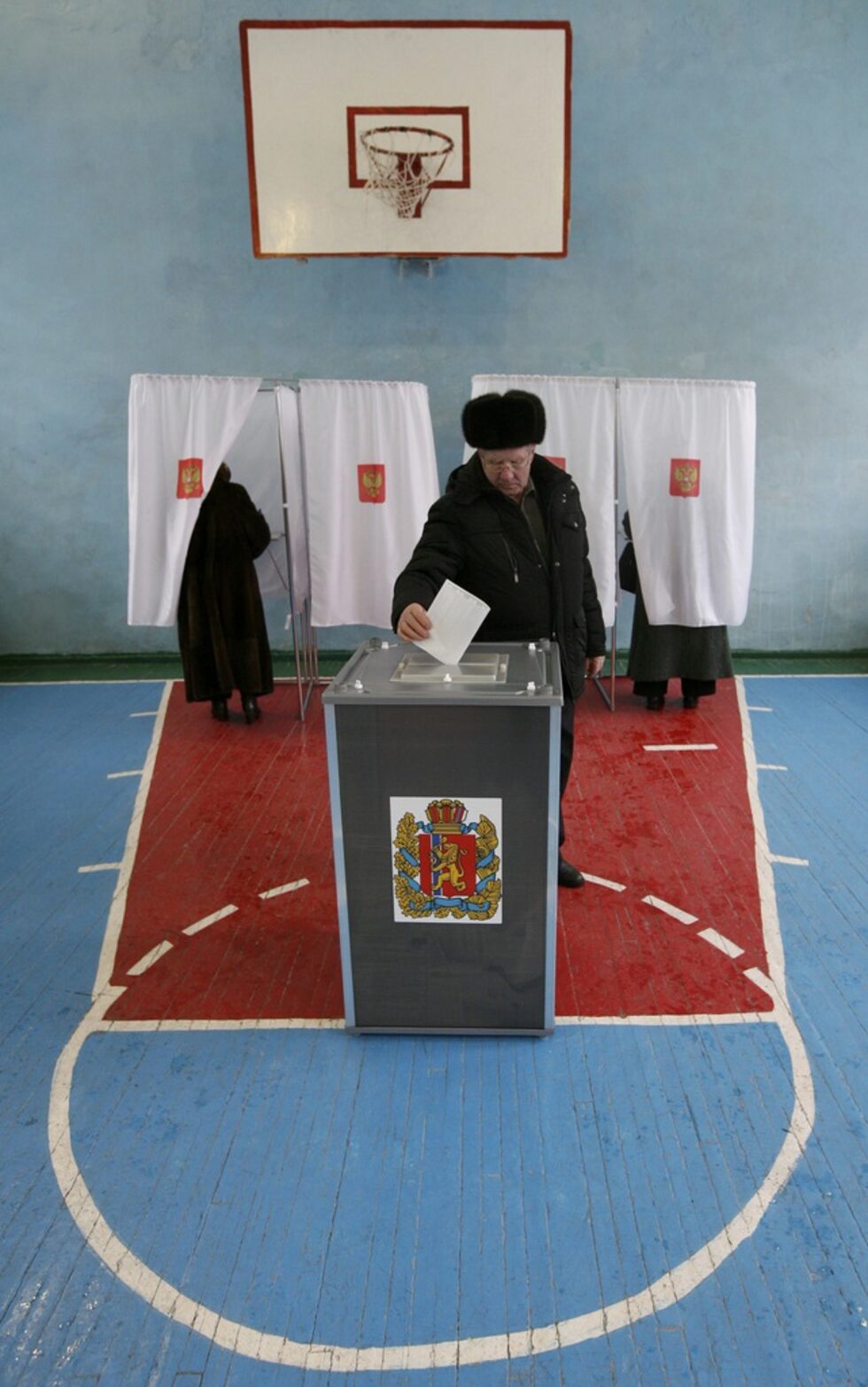 Запитани защо, те отговарят "заради фалшификации" (28%), "защото всичко е предрешено" (24%), а 17% изобщо не вярват в честността на изборите и не се доверяват на Централната избирателна комисия.