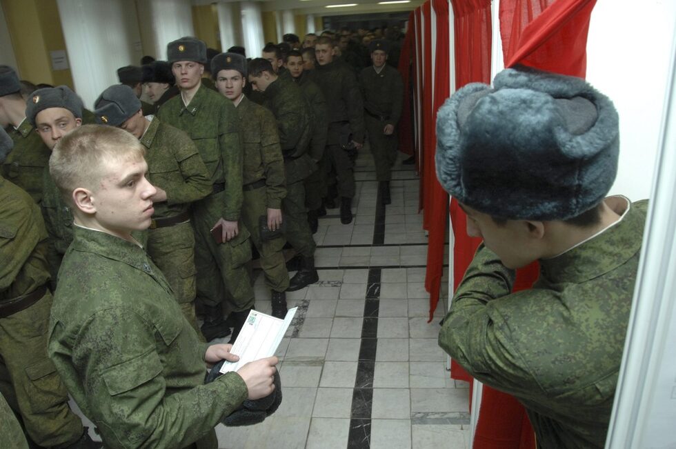 За изминалите осем години броят на руснаците, смятащи, че живеят в демократична държава, е намалял от 36% на 32%, сочи проучване на холдинга РОМИР (ексклузивен представител за Русия на Gallup International/WIN). Оценка, че Русия е демокрация, дават предимно анкетираните над 45-годишна възраст.