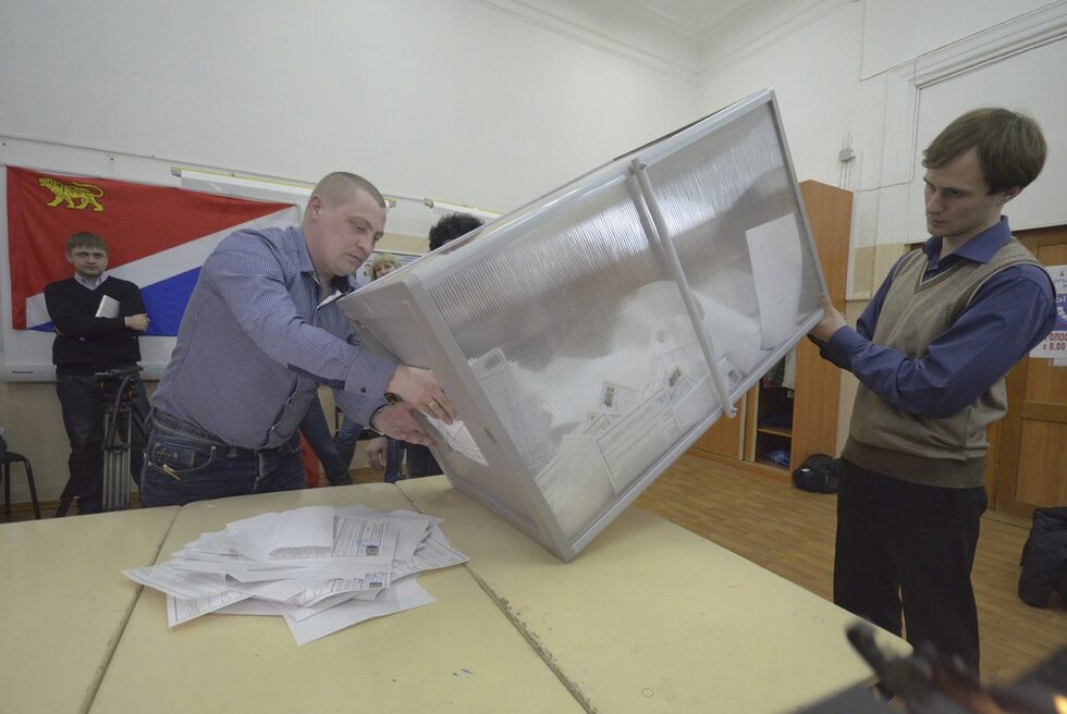 Малко след това трябва да бъдат публикувани първите резултати, но официални данни ще има рано сутринта на 5 март.