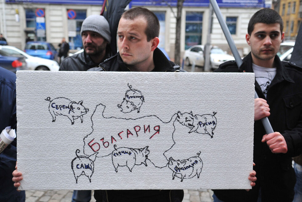 Пред централата на енергийния регулатор се събраха стотина души, за да кажат "не" на очакваното поскъпване на тока с до 10%  от 1 юли и да "сложат край на терора на монополите".